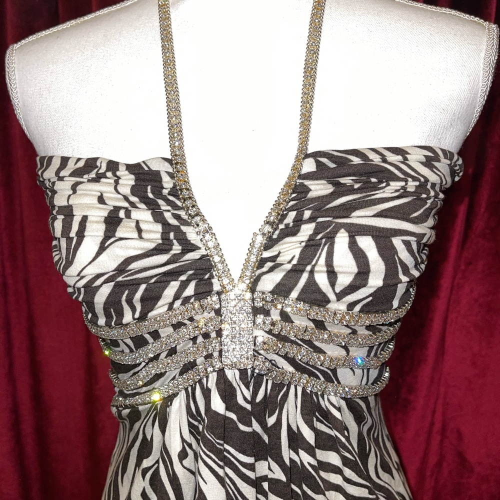 Halter top. - Picture 2 of 3